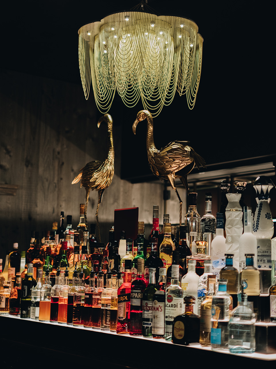 Badrutts Palace Food And Beverage Restaurants Clubs Bar Kings Social House Interior Bar Chandelier