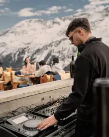 Badrutts Palace Food And Beverage Restaurants Clubs Paradiso Mountain Club Deejay
